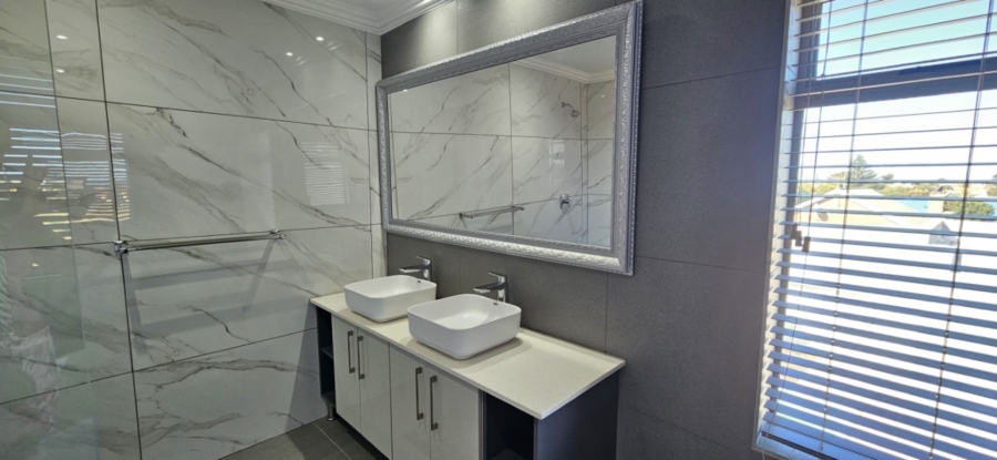7 Bedroom Property for Sale in Gansbaai Central Western Cape